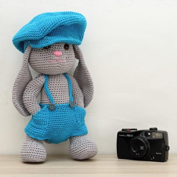 Coelho de Boné Tobias em Amigurumi