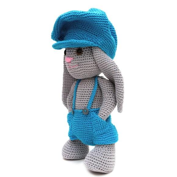 Coelho de Boné Tobias em Amigurumi