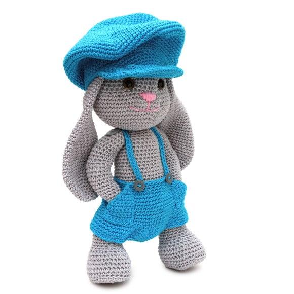Coelho de Boné Tobias em Amigurumi