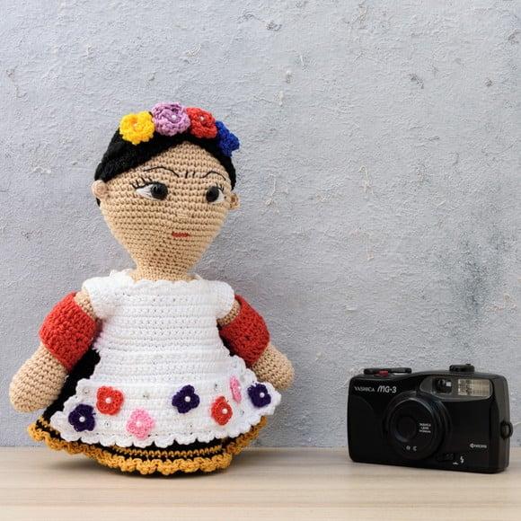 Frida Kahlo Costureira em Amigurumi