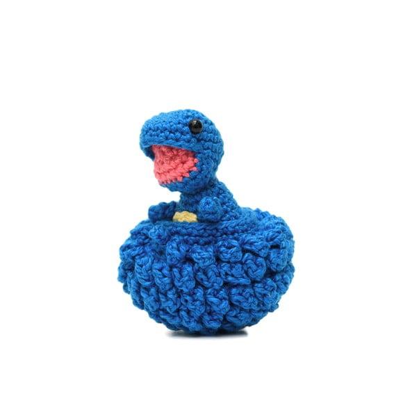 Ovo com Filhote de Dinossauro Azul em Amigurumi