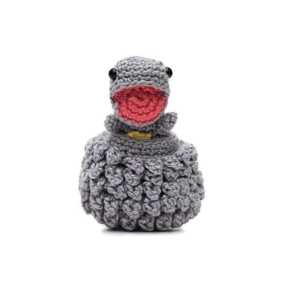 Ovo com Filhote de Dinossauro Cinza em Amigurumi