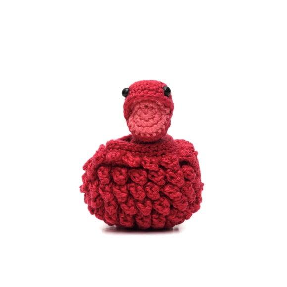Ovo com Filhote de Dinossauro Vermelho em Amigurumi