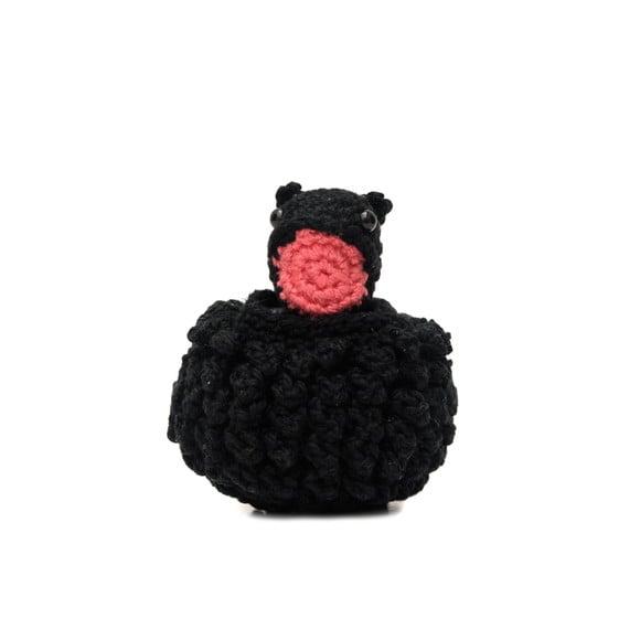 Ovo com Filhote de Dragão Preto em Amigurumi