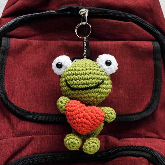 Sapinho com Coração em Amigurumi