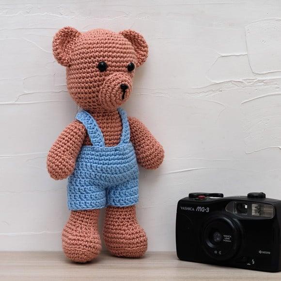 Urso de Jardineira em Amigurumi
