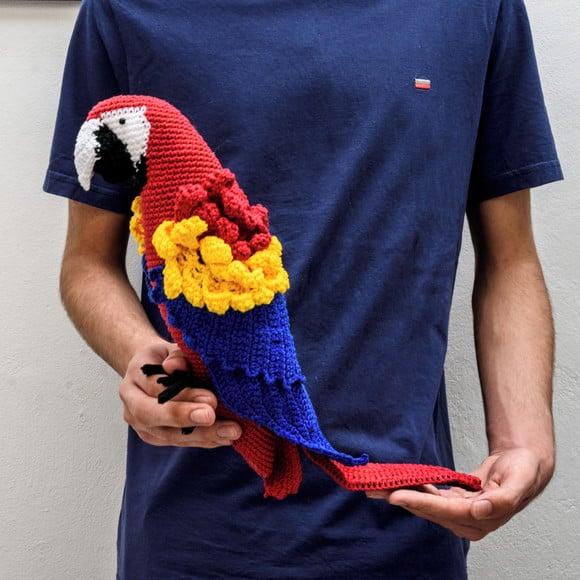 Arara Vermelha e Amarela em Amigurumi