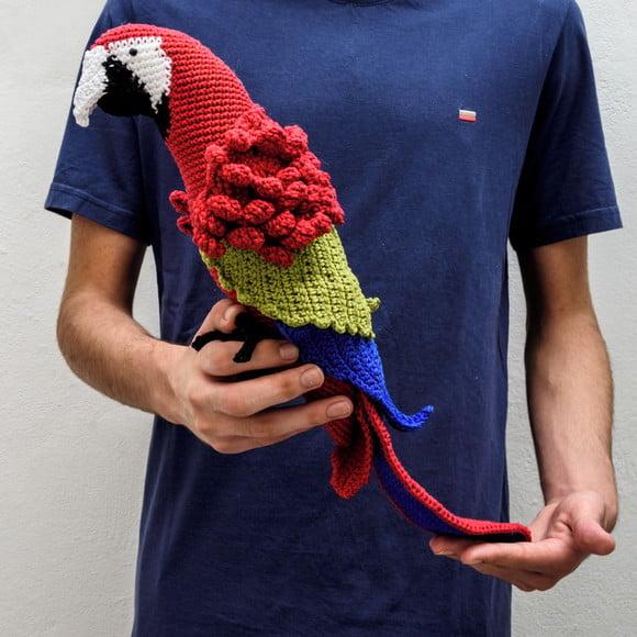 Arara Vermelha e Verde em Amigurumi