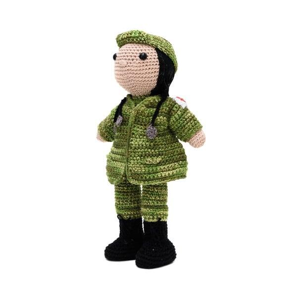 Boneca Médica Militar em Amigurumi