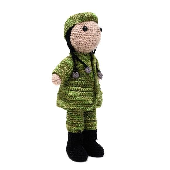 Boneca Médica Militar em Amigurumi