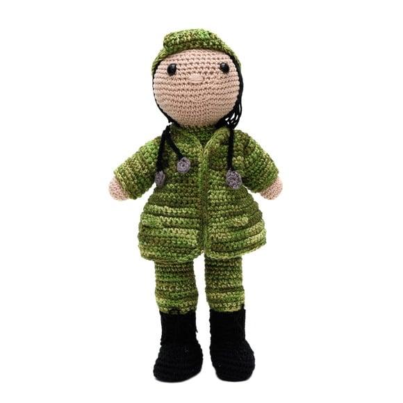 Boneca Médica Militar em Amigurumi