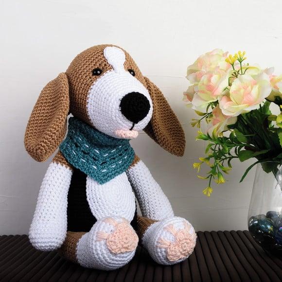 Cachorro Beagle Escuro em Amigurumi