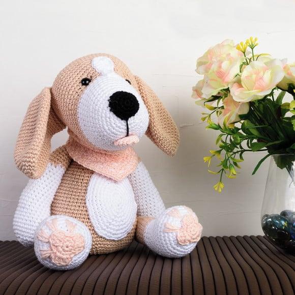 Cachorro Beagle Lenço Rosa em Amigurumi