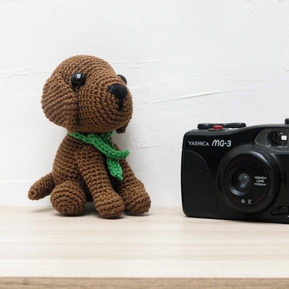Cachorro Marrom de Manta Verde em Amigurumi