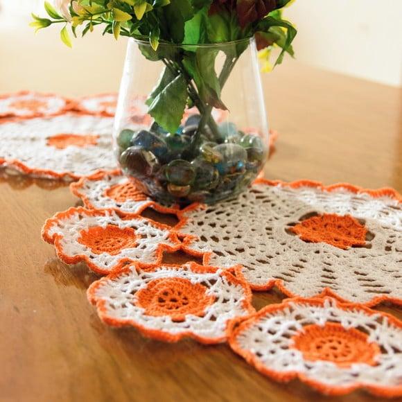 Caminho de Mesa Flores Laranja em Crochê