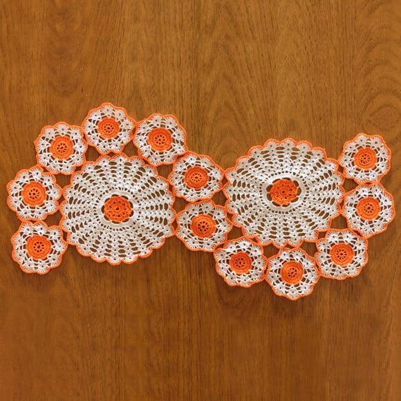 Caminho de Mesa Flores Laranja em Crochê