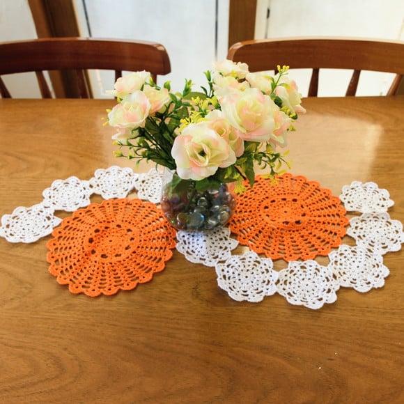Caminho de Mesa Laranja e Branco em Crochê