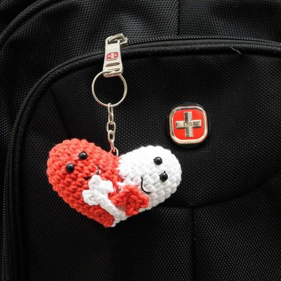 Chaveiro Abraço do Coração em Amigurumi