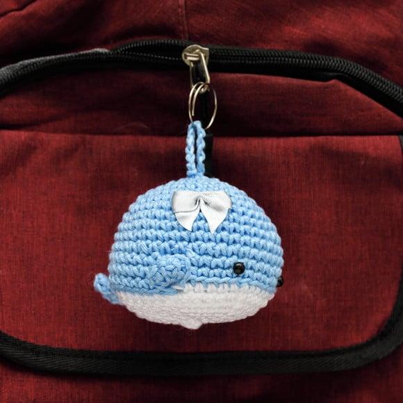Chaveiro Baleia com Lacinho em Amigurumi
