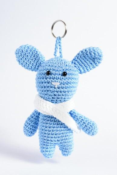 Chaveiro Coelho com Cachecol em Amigurumi