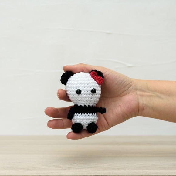 Chaveiro Pandinha com Lacinho em Amigurumi