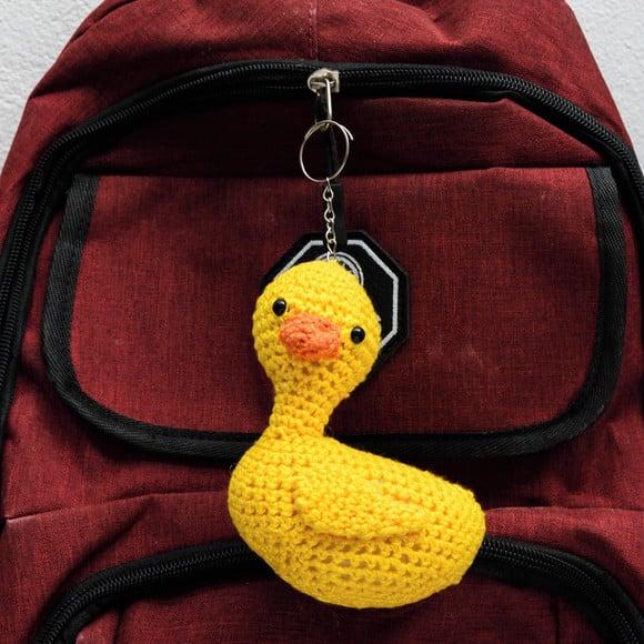 Chaveiro Patinho da Cabeça Ladeada em Amigurumi