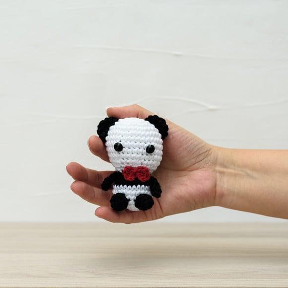 Chaveiro Pandinha de Gravata em Amigurumi