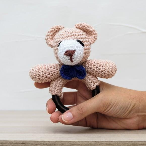 Chocalho Ursinho de Gravata em Amigurumi