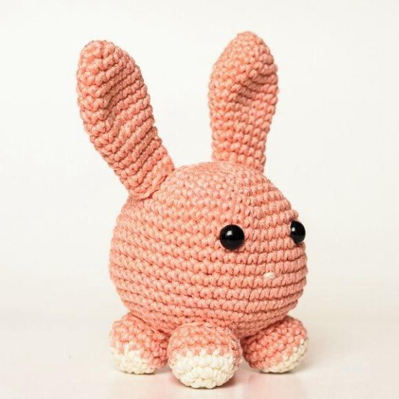 Coelho Bola Salmão em Amigurumi