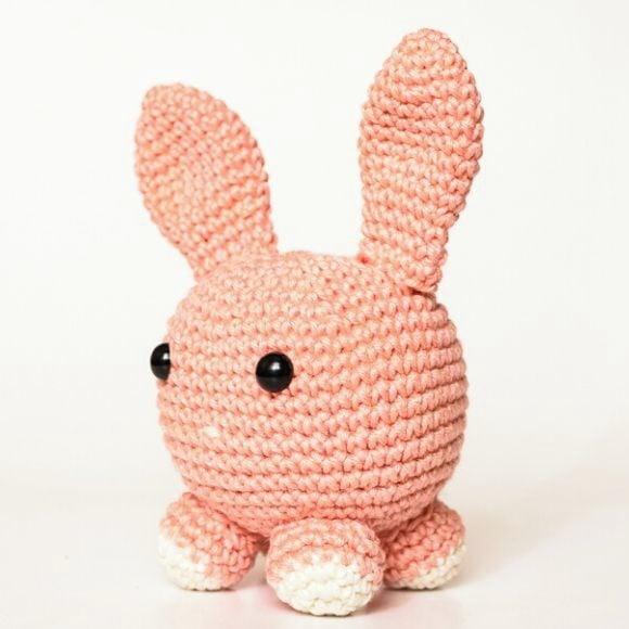 Coelho Bola Salmão em Amigurumi