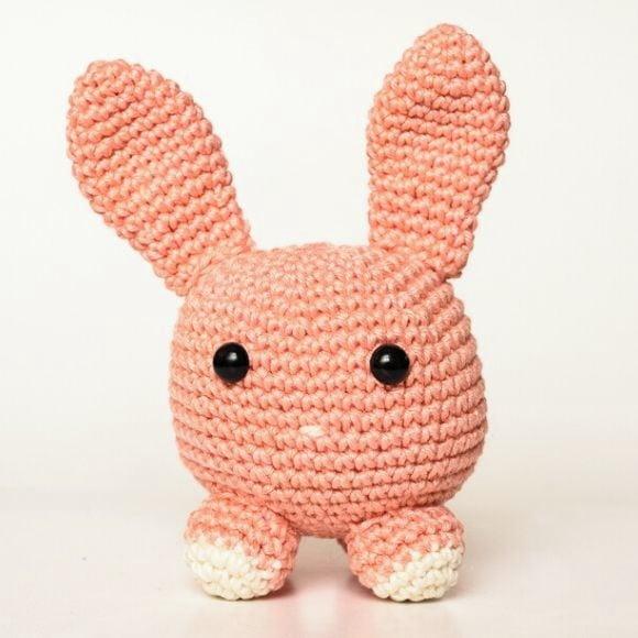 Coelho Bola Salmão em Amigurumi