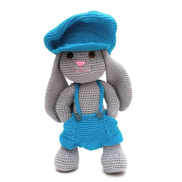 Coelho de Boné Tobias em Amigurumi