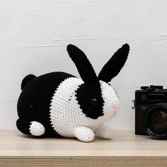 Coelho Holandês Preto e Branco em Amigurumi