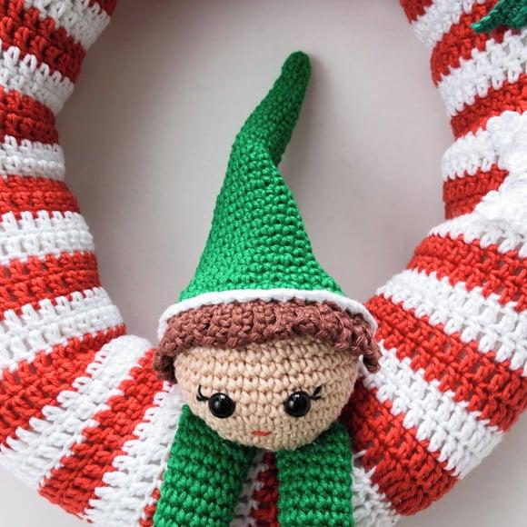 Guirlanda Vermelha e Branca com Duende em Amigurumi