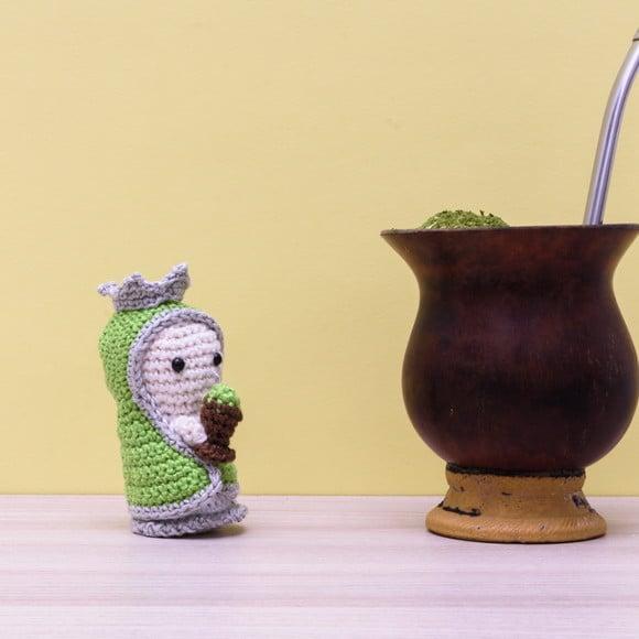 Mini Nossa Senhora do Chimarrão em Amigurumi
