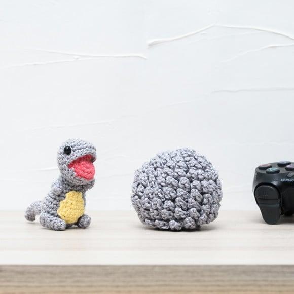 Ovo com Filhote de Dinossauro Cinza em Amigurumi