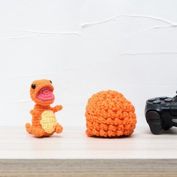 Ovo com Filhote de Dinossauro Laranja em Amigurumi