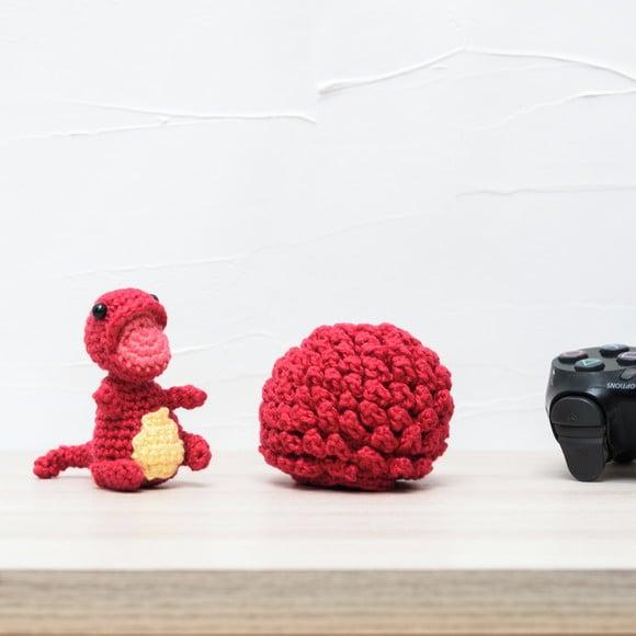 Ovo com Filhote de Dinossauro Vermelho em Amigurumi