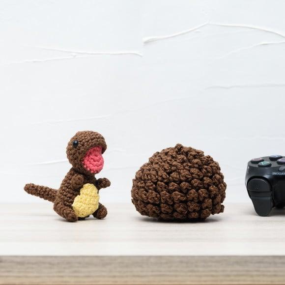 Ovo com Filhote de Dinossauro Marrom em Amigurumi