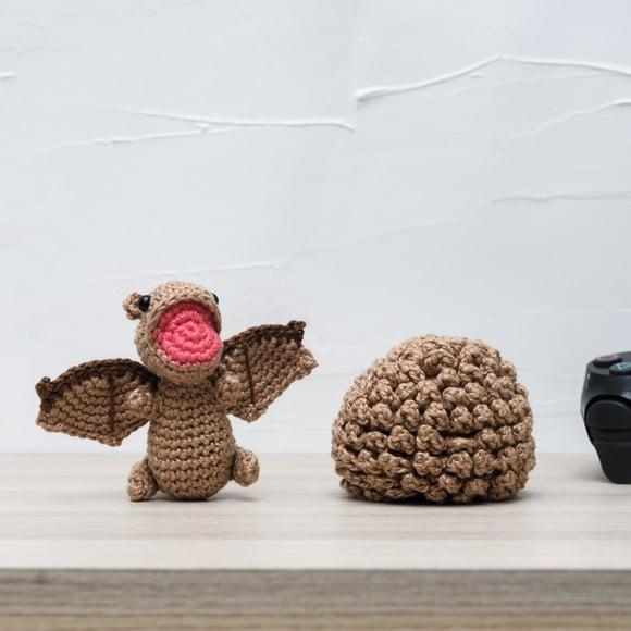 Ovo com Filhote de Dragão Bege em Amigurumi