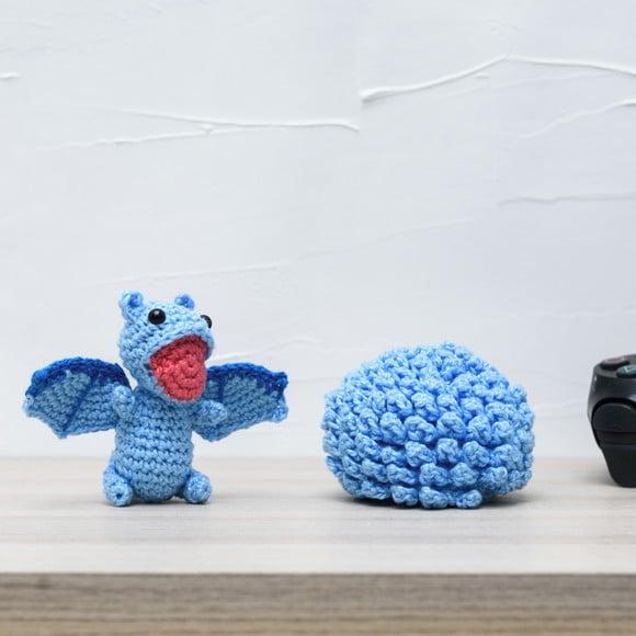 Ovo com Filhote de Dragão Azul em Amigurumi