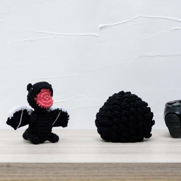 Ovo com Filhote de Dragão Preto em Amigurumi