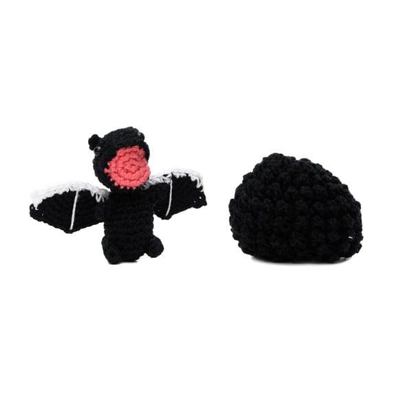 Ovo com Filhote de Dragão Preto em Amigurumi