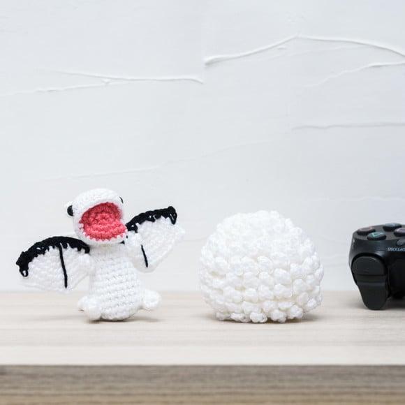 Ovo com Filhote de Dragão Branco em Amigurumi