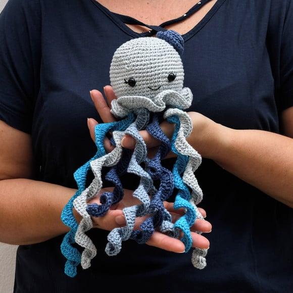Polvo com Tentáculos Coloridos e Chapéu em Amigurumi