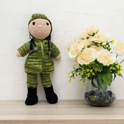 Boneca Médica Militar em Amigurumi