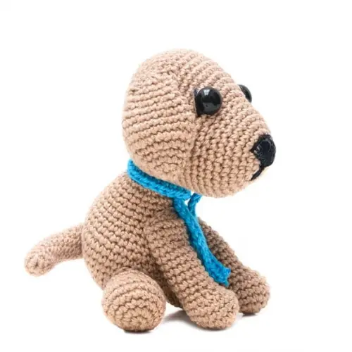 Cachorro Castanho de Manta Azul em Amigurumi