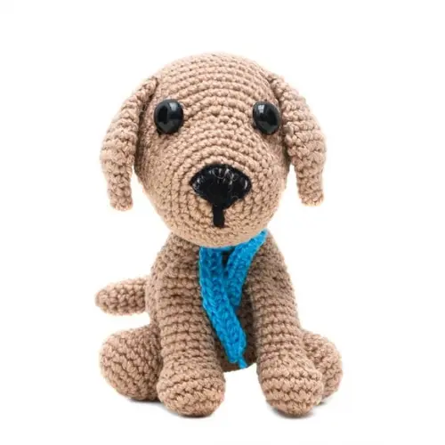 Cachorro Castanho de Manta Azul em Amigurumi