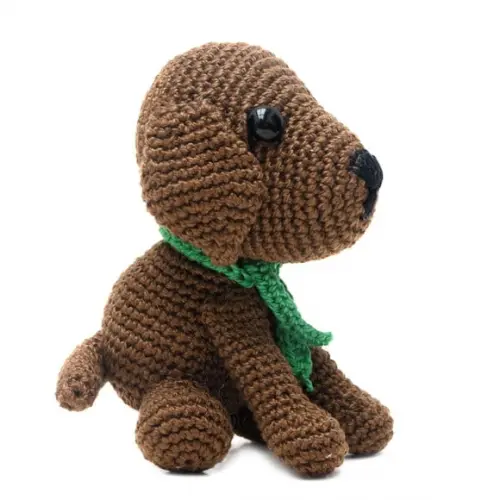 Cachorro Marrom de Manta Verde em Amigurumi