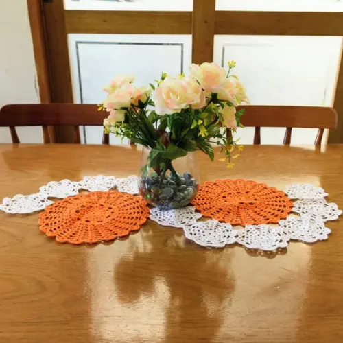 Caminho de Mesa Laranja e Branco em Crochê